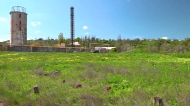 Ukrayna 'nın Odessa kentindeki kurumuş Kuyalnik gölünün kıyısında, güneşli bir bahar günü 4K