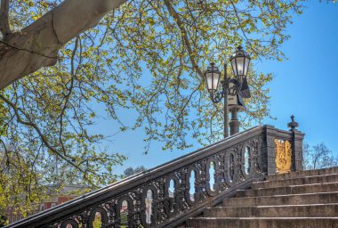 Odessa, Ukrayna 02.05.2023. Ukrayna 'nın Odessa kentindeki tiyatro meydanında güneşli bir bahar günü