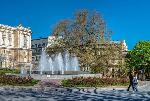 乌克兰敖德萨02 2023 在一个阳光灿烂的春日 在乌克兰敖德萨的剧场广场上的喷泉 — 图库照片