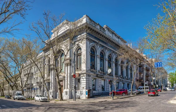 ウクライナのオデッサ02 2023 ウクライナのオデッサのプーシキンスカヤ通りの歴史的建造物 晴れた春の日 — ストック写真