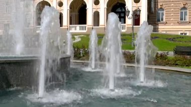 Odessa, Ukrayna 02.05.2023. Güneşli bir bahar sabahı Ukrayna 'nın Odessa Tiyatro Meydanı' ndaki Opera ve Bale Tiyatrosu 'nun önündeki çeşme.