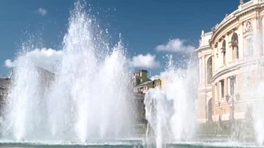 Odessa, Ukrayna 02.05.2023. Güneşli bir bahar sabahı Ukrayna 'nın Odessa Tiyatro Meydanı' ndaki Opera ve Bale Tiyatrosu 'nun önündeki çeşme.
