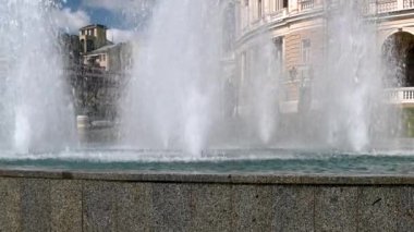 Odessa, Ukrayna 02.05.2023. Güneşli bir bahar sabahı Ukrayna 'nın Odessa Tiyatro Meydanı' ndaki Opera ve Bale Tiyatrosu 'nun önündeki çeşme.