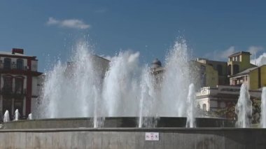 Odessa, Ukrayna 02.05.2023. Güneşli bir bahar sabahı Ukrayna 'nın Odessa Tiyatro Meydanı' ndaki Opera ve Bale Tiyatrosu 'nun önündeki çeşme.