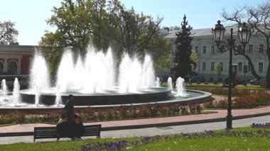 Odessa, Ukrayna 02.05.2023. Güneşli bir bahar sabahı Ukrayna 'nın Odessa Tiyatro Meydanı' ndaki Opera ve Bale Tiyatrosu 'nun önündeki çeşme.