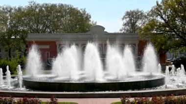 Odessa, Ukrayna 02.05.2023. Güneşli bir bahar sabahı Ukrayna 'nın Odessa Tiyatro Meydanı' ndaki Opera ve Bale Tiyatrosu 'nun önündeki çeşme.