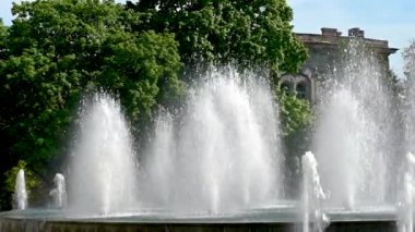 Odessa, Ukrayna 02.05.2023. Güneşli bir bahar sabahı Ukrayna 'nın Odessa Tiyatro Meydanı' ndaki Opera ve Bale Tiyatrosu 'nun önündeki çeşme.