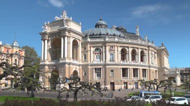 Odessa, Ukrayna 02.05.2023. Ukrayna 'da güneşli bir bahar sabahı Odessa Devlet Akademik Opera ve Bale Tiyatrosu