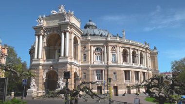 Odessa, Ukrayna 02.05.2023. Ukrayna 'da güneşli bir bahar sabahı Odessa Devlet Akademik Opera ve Bale Tiyatrosu
