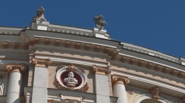 Odessa, Ukrayna 02.05.2023. Ukrayna 'da güneşli bir bahar sabahı Odessa Devlet Akademik Opera ve Bale Tiyatrosu