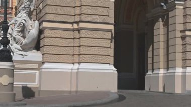 Odessa, Ukrayna 02.05.2023. Ukrayna 'da güneşli bir bahar sabahı Odessa Devlet Akademik Opera ve Bale Tiyatrosu
