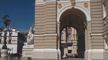 Odessa, Ukrayna 02.05.2023. Ukrayna 'da güneşli bir bahar sabahı Odessa Devlet Akademik Opera ve Bale Tiyatrosu