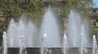 Odessa, Ukrayna 02.05.2023. Güneşli bir bahar sabahı Ukrayna 'nın Odessa Tiyatro Meydanı' ndaki Opera ve Bale Tiyatrosu 'nun önündeki çeşme.