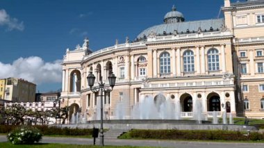 Odessa, Ukrayna 02.05.2023. Ukrayna 'nın Odessa Tiyatro Meydanı' ndaki Opera ve Bale Tiyatrosu güneşli bir bahar sabahı HD