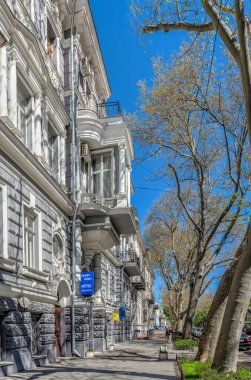 Odessa, Ukrayna 02.05.2023. Ukrayna 'nın Odessa kentindeki Pushkinskaya caddesinde güneşli bir bahar gününde yapılan tarihi bina.