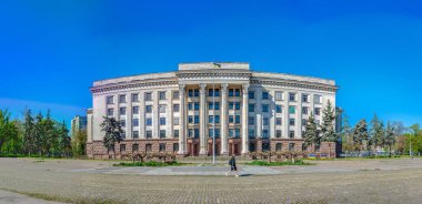 Odessa, Ukrayna 03.05.2023. Ukrayna 'nın Odessa kentindeki Kulikovo sahasında, güneşli bir bahar gününde tarihi sendika binası.