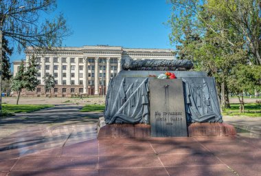 Odessa, Ukrayna 03.05.2023. Ukrayna 'nın Odessa kentindeki Kulikovo sahasındaki iç savaş mağdurları için güneşli bir bahar gününde toplu mezar