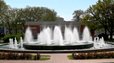 Odessa, Ukrayna 02.05.2023. Ukrayna 'nın Odessa Tiyatro Meydanı' ndaki Opera ve Bale Tiyatrosu 'nun önündeki çeşme, güneşli bir bahar sabahı 4K
