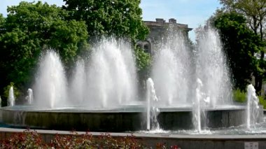 Odessa, Ukrayna 02.05.2023. Ukrayna 'nın Odessa Tiyatro Meydanı' ndaki Opera ve Bale Tiyatrosu 'nun önündeki çeşme, güneşli bir bahar sabahı 4K