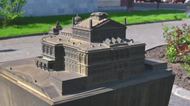Odessa, Ukrayna 02.05.2023. Ukrayna 'daki Odessa Devlet Akademik Opera ve Bale Tiyatrosu güneşli bir bahar sabahı 4K