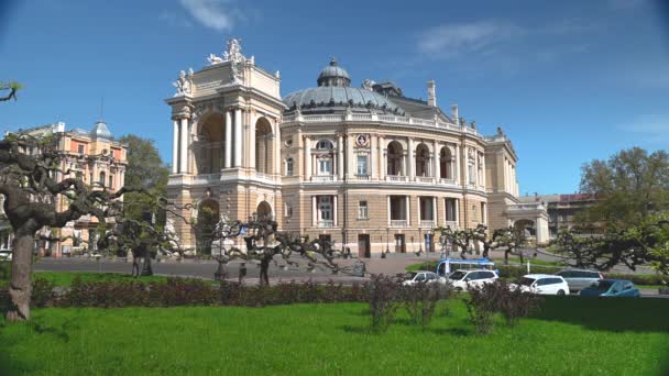 ウクライナのオデッサ02 2023 オデッサ州立学術オペラとバレエ劇場でウクライナの晴れた春の朝 — ストック動画