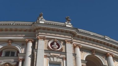Odessa, Ukrayna 02.05.2023. Ukrayna 'daki Odessa Devlet Akademik Opera ve Bale Tiyatrosu güneşli bir bahar sabahı 4K