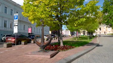 Odessa, Ukrayna 02.05.2023. Sunucu Kalbi Heykeli, Odessa şehrinin logosu, güneşli bir bahar sabahı, 4K 'da, Tiyatro Meydanı' nda.