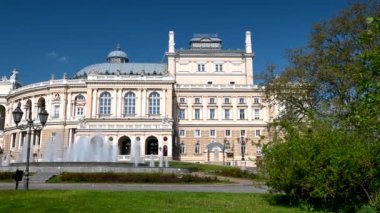 Odessa, Ukrayna 02.05.2023. Ukrayna 'nın Odessa Tiyatro Meydanı' ndaki Opera ve Bale Tiyatrosu, güneşli bir bahar sabahı 4K
