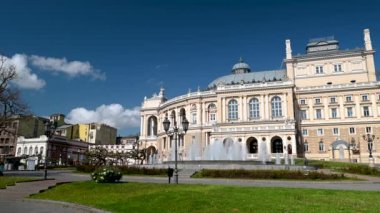 Odessa, Ukrayna 02.05.2023. Ukrayna 'nın Odessa Tiyatro Meydanı' ndaki Opera ve Bale Tiyatrosu, güneşli bir bahar sabahı 4K