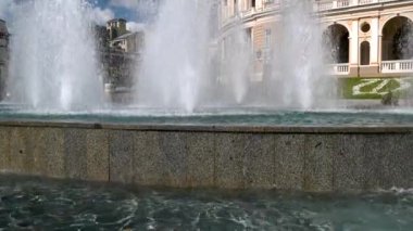 Odessa, Ukrayna 02.05.2023. Ukrayna 'nın Odessa Tiyatro Meydanı' ndaki Opera ve Bale Tiyatrosu 'nun önündeki çeşme, güneşli bir bahar sabahı 4K