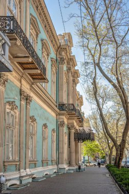 Odessa, Ukrayna 02.05.2023. Ukrayna 'nın Odessa kentindeki Pushkinskaya caddesinde güneşli bir bahar gününde yapılan tarihi bina.