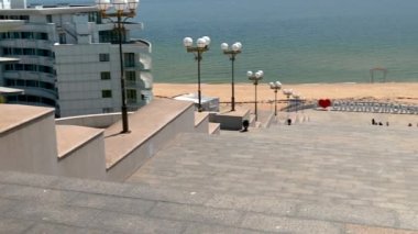 Çernomorsk, Ukrayna 14.05.2023. Ukrayna 'nın Odessa bölgesindeki Chernomorsk' ta güneşli bir bahar gününde deniz kenarı ya da Primorsky merdivenleri.