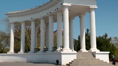 Çernomorsk, Ukrayna 14.05.2023. Ukrayna 'nın Çernomorsk, Odessa bölgesinde güneşli bir bahar günü HD