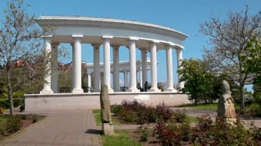 Çernomorsk, Ukrayna 14.05.2023. Ukrayna 'nın Çernomorsk, Odessa bölgesinde güneşli bir bahar günü HD