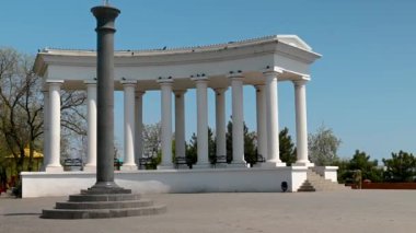 Çernomorsk, Ukrayna 14.05.2023. Ukrayna 'nın Çernomorsk, Odessa bölgesinde güneşli bir bahar günü HD