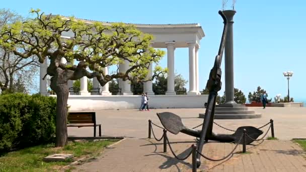 Chernomorsk Ucrania 2023 Monumento Almirantazgo Ancla Chernomorsk Ucrania Soleado Día — Vídeo de stock