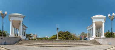 Çernomorsk, Ukrayna 14.05.2023. Ukrayna 'nın Odessa bölgesindeki Çernomorsk' ta güneşli bir bahar gününde