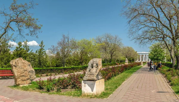乌克兰切尔诺默斯克2023年5月14日 在一个阳光灿烂的春日 乌克兰敖德萨地区切尔诺默斯克普里莫尔斯基公园的雕塑 — 图库照片