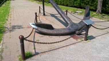 Çernomorsk, Ukrayna 14.05.2023. Ukrayna 'nın Çernomorsk kentindeki Deniz Kuvvetleri Anıtı, güneşli bir bahar günü 4K