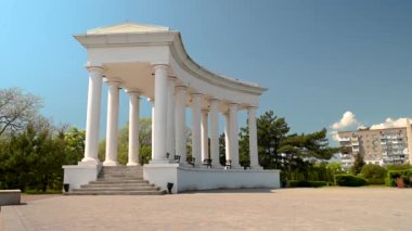 Çernomorsk, Ukrayna 14.05.2023. Ukrayna 'nın Çernomorsk, Odessa bölgesinde güneşli bir bahar günü 4K