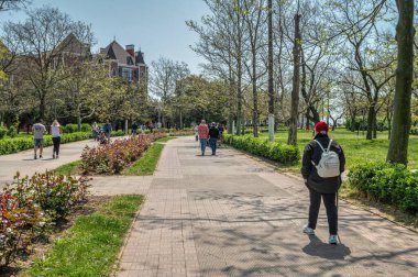 Çernomorsk, Ukrayna 14.05.2023. Ukrayna 'nın Odessa bölgesindeki Chernomorsk' taki deniz kenarı veya Primorsky parkı, güneşli bir bahar günü