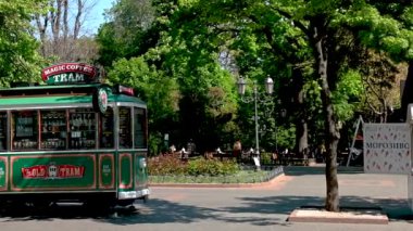 Odessa, Ukrayna 11.05.2023. Ukrayna 'nın tarihi merkezinde güneşli bir bahar gününde şehir parkında bir kahve tramvayı.
