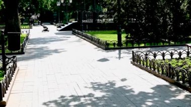 Odessa, Ukrayna 11.05.2023. Güneşli bir bahar gününde Ukrayna 'nın Odessa kentindeki şehir parkı.