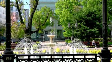 Odessa, Ukrayna 11.05.2023. Güneşli bir bahar gününde Ukrayna 'nın Odessa şehrinin tarihi merkezindeki şehir parkındaki çeşme.