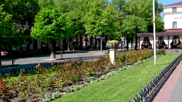 ウクライナ オデッサ 2023年5月5日 ウクライナのオデッサの歴史的中心部の都市公園 晴れた春の日に — ストック動画