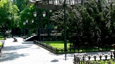 Odessa, Ukrayna 11.05.2023. Güneşli bir bahar gününde Ukrayna 'nın Odessa kentindeki şehir parkı.