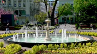 Odessa, Ukrayna 11.05.2023. Güneşli bir bahar gününde Ukrayna 'nın Odessa şehrinin tarihi merkezindeki şehir parkındaki çeşme.