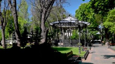 Odessa, Ukrayna 11.05.2023. Odessa, Ukrayna 'nın tarihi merkezindeki şehir parkında güneşli bir bahar günü