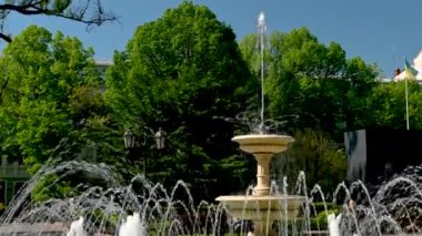 Odessa, Ukrayna 11.05.2023. Ukrayna 'nın tarihi merkezindeki şehir parkındaki çeşme, güneşli bir bahar günü 4K