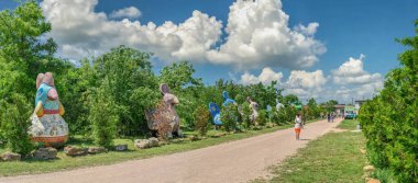 Odessa, Ukrayna 06.06.2023. Güneşli bir yaz gününde, Odessa, Ukrayna 'daki Eco Park' taki ara sokaklar.